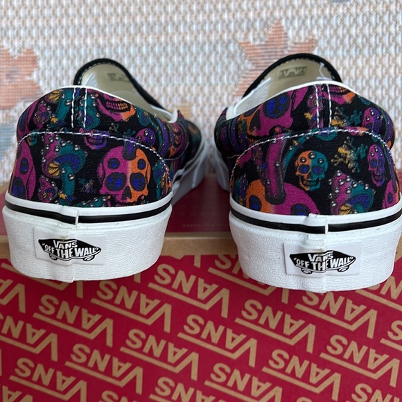 Vans Classic Slip-On
Trippy Drip Black Multi
VNOA7Q5DOZB
Men’s sneakers - Picture 14 of 16